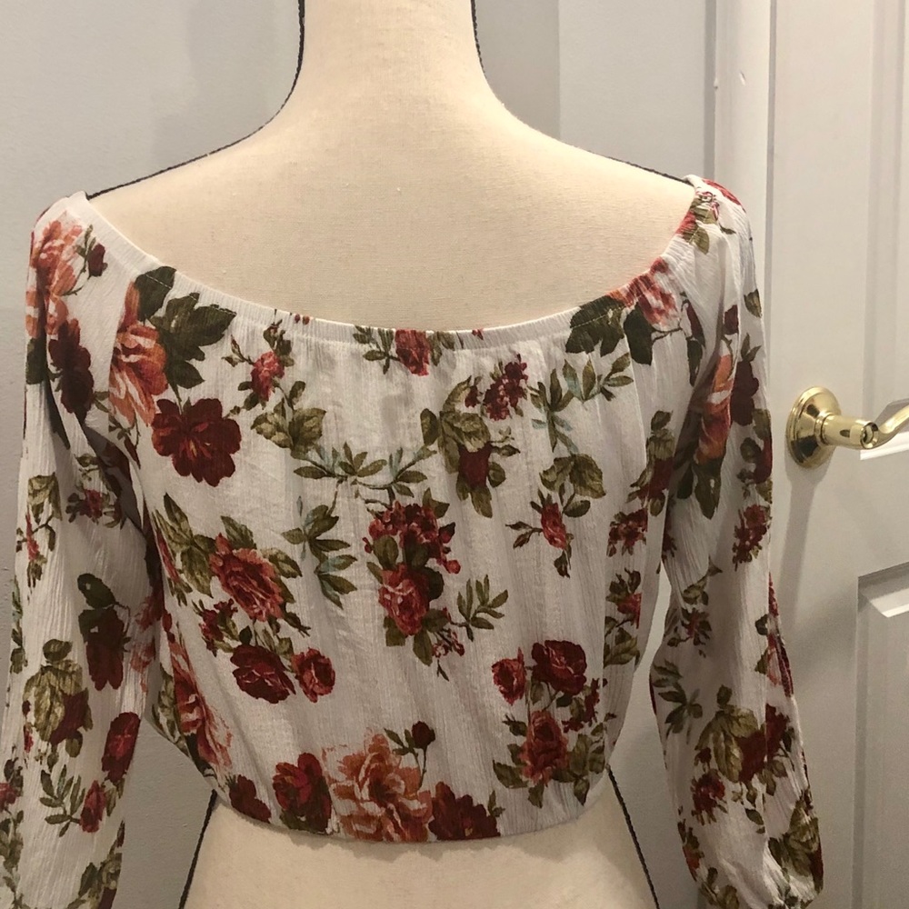 Women’s Ambiance Cropped Top size small - Picture 2 of 5